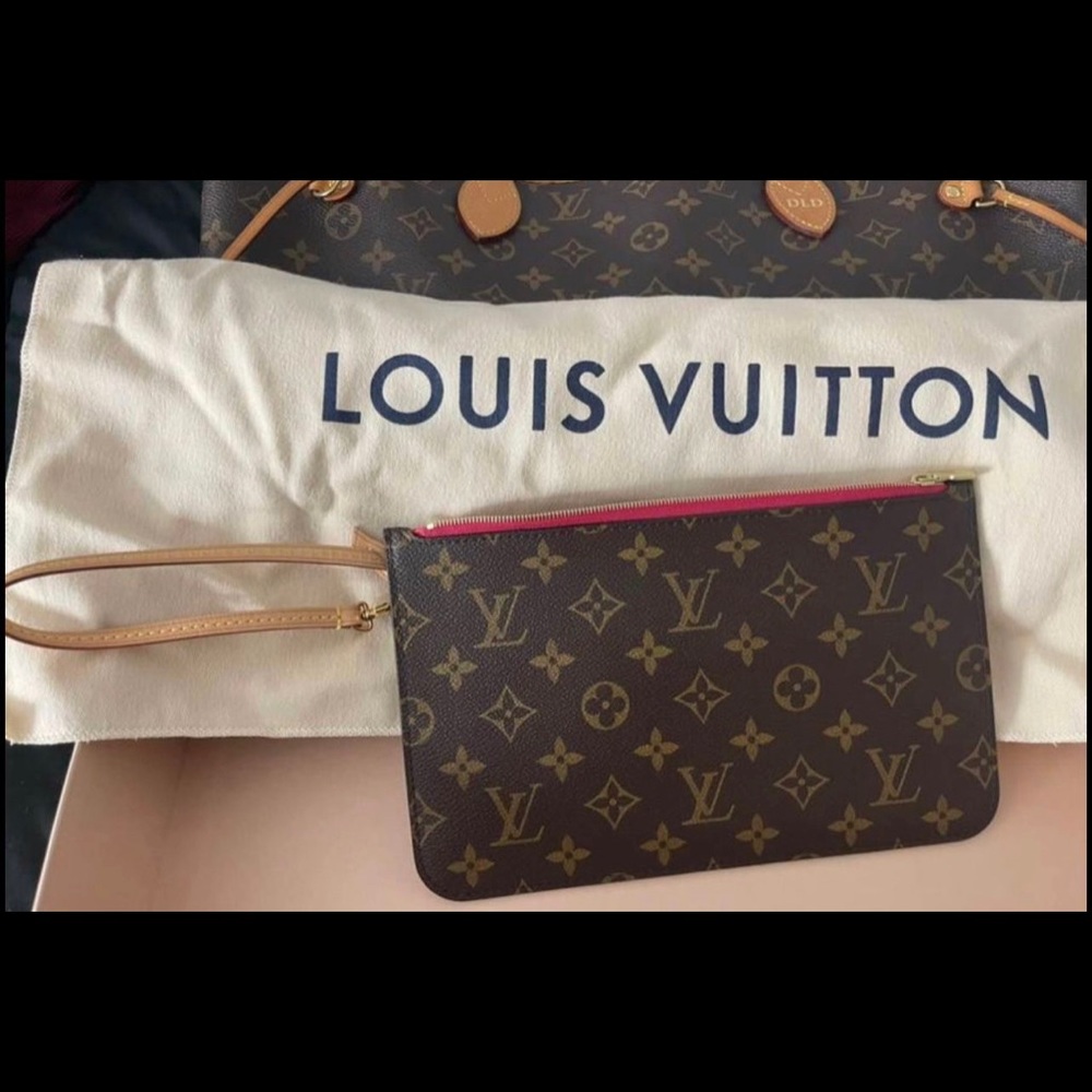 Louis Vuitton Wristlet (never full edition)